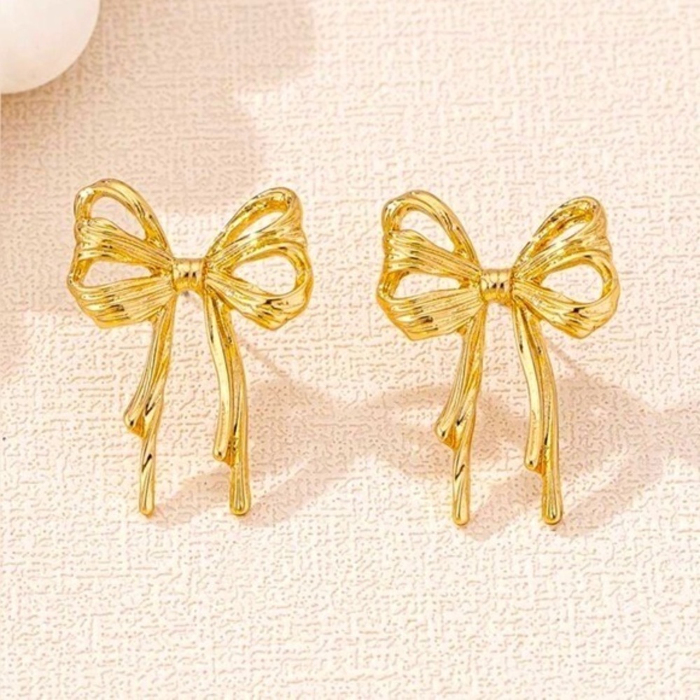 ✨ NWT Elegant Gold Bow statement Earrings